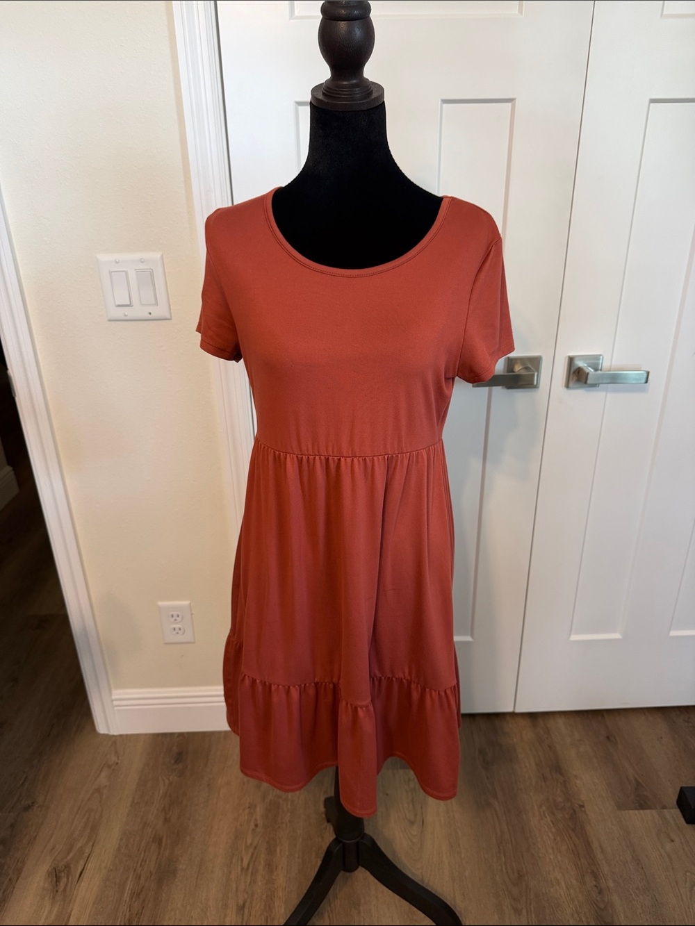 Pink Rose Short Scoop-Neck Tiered Midi Dress in Rust